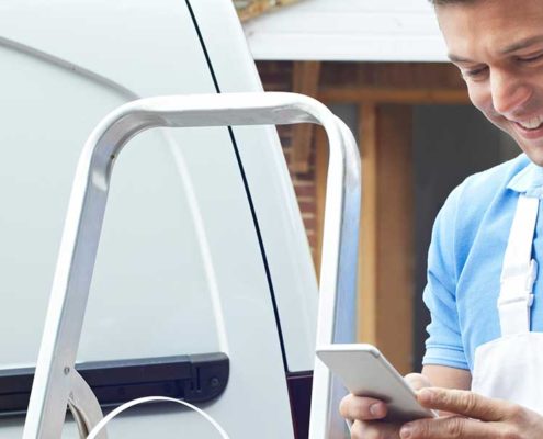 Microsoft Dynamics 365 field service Office 365 - man on the go